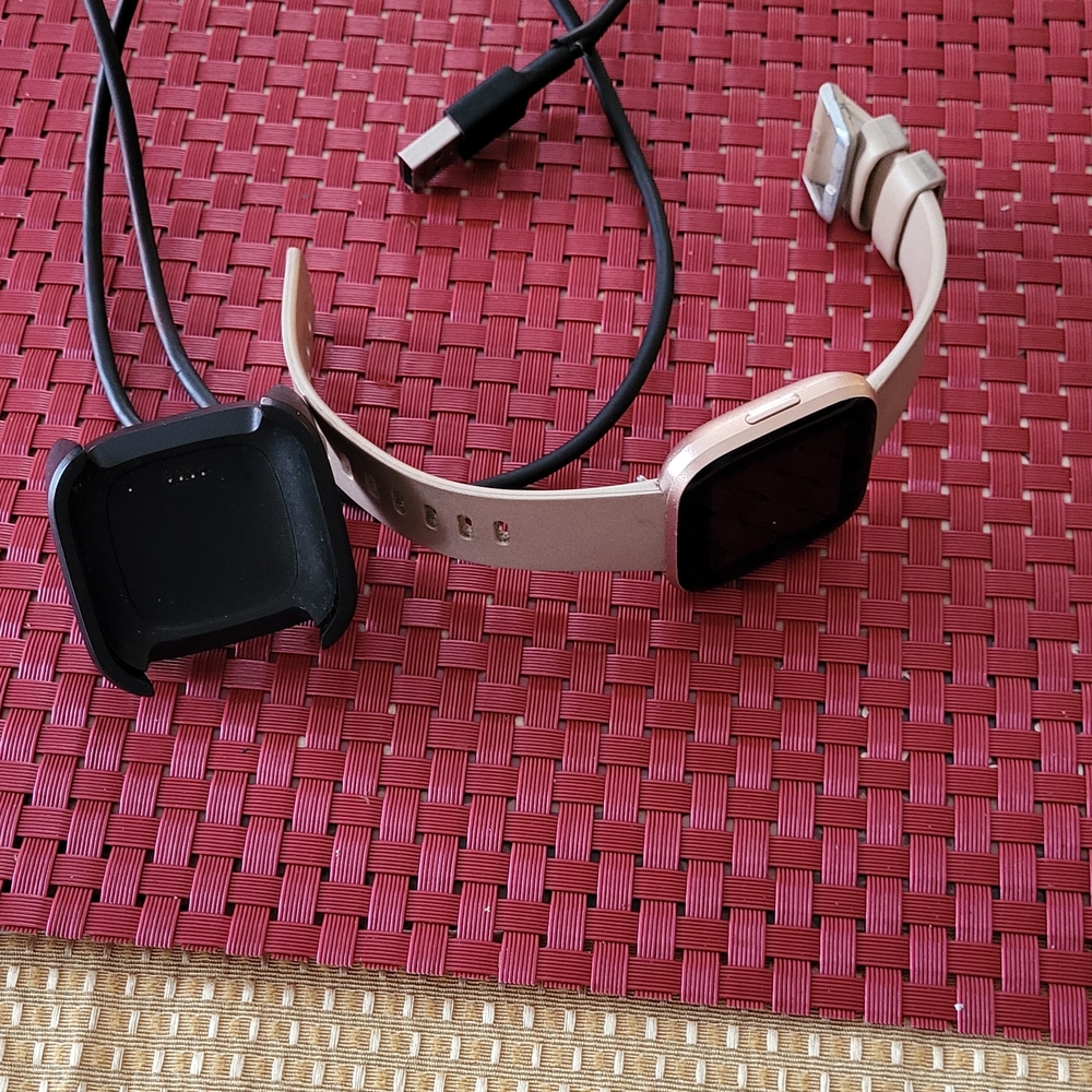 Elegant Gold Smartwatch with Charger